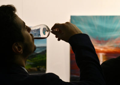 bebiendo vino en la expo by Gisela Garcia Gleria