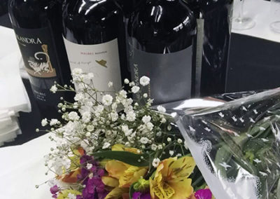 bouquet con botellas de vino