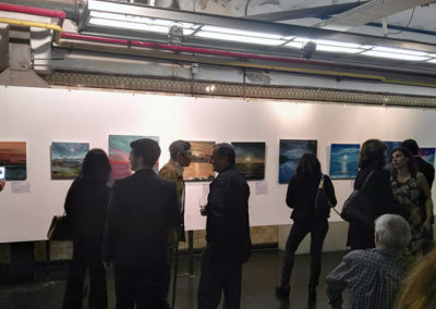 gente mirando cuadros by Gisela Garcia Gleria