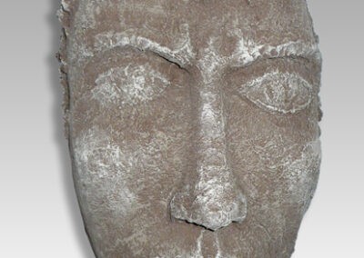 Máscara con pátina de piedra