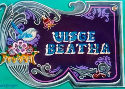 Cartel con cornucopia e inscripción Uisge Beatha